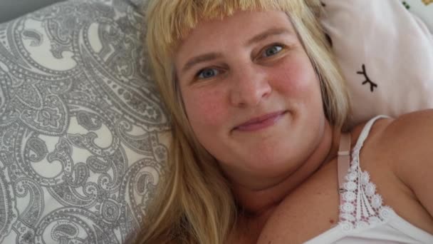 Attraktiv Blond Kvinna Med Långt Hår Bystiga Storlek Vakna Upp — Stockvideo