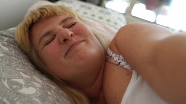 Çekici Sarışın Kadın Uzun Saçlı Iri Göğüslü Kilolu Yatakta Uyanan — Stok video
