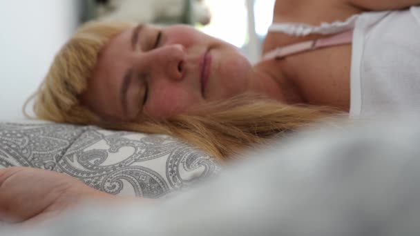 迷人的金发女人 长长的头发 丰满的身材 在床上醒来 从阳光灿烂的早晨感受积极的情绪 — 图库视频影像