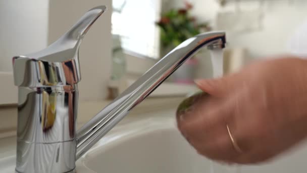 Γυναικεία Χέρια Πλένουν Μάνγκο Κάτω Από Βρύση Στην Κουζίνα Κοντινό — Αρχείο Βίντεο