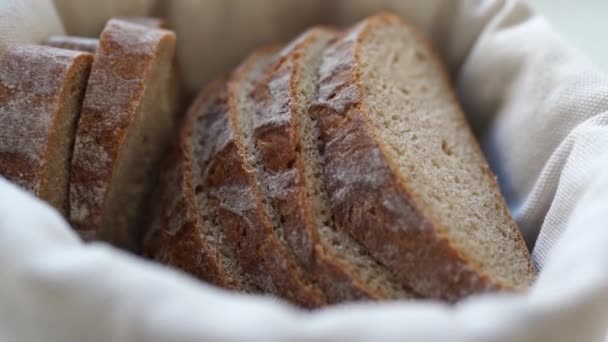 Kumaş Ekmek Kutusunda Dilimlenmiş Çavdar Ekmeği Yavaş Çekim — Stok video