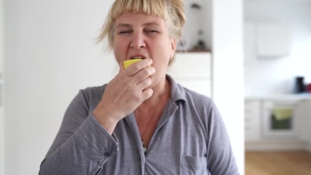 Mulher Meia Idade Mesa Estar Sala Jantar Casa Come Limão — Vídeo de Stock