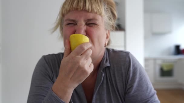 Donna Mezza Età Seduta Sala Pranzo Mangia Limone Acido Maturo — Video Stock