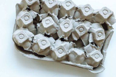 Sıkıştırılmış yumurta kutusu, karton ambalaj. Yumurta tepsisi kağıt atığı makinesi. Üst manzara kırışmış yumurta kutusu