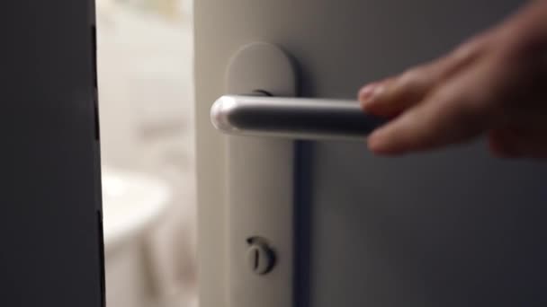 Openen Badkamerdeur Met Tiener Zittend Toilet Met Kat Met Smartphone — Stockvideo
