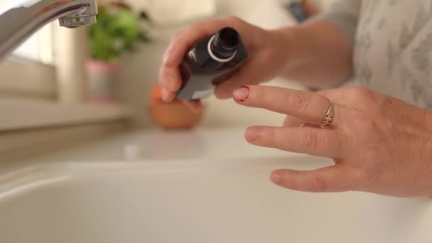 손가락에 흘리는 여성은 과산화수소로 출혈을 멈춥니다 — 비디오