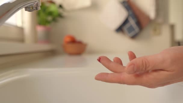 用菜刀割伤手指流血的伤口 女人用过氧化氢止血 — 图库视频影像