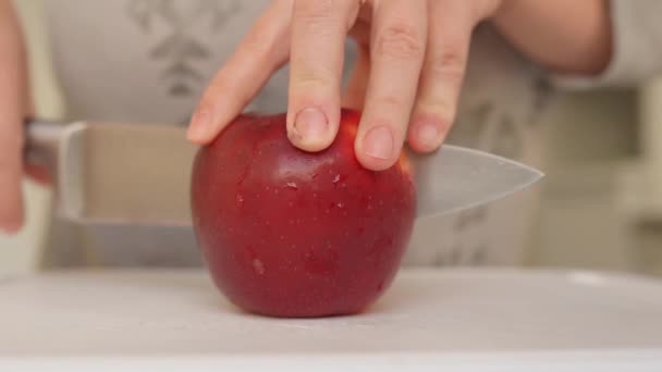 Mujer Utiliza Cuchillo Cocina Afilado Para Cortar Grandes Manzanas Rojas — Vídeo de stock