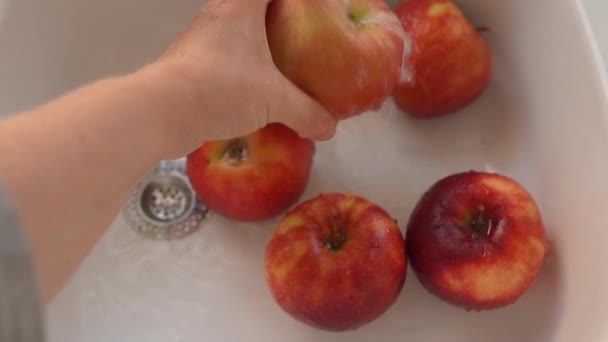 Ženské Ruce Myjte Velká Červená Jablka Kuchyňském Dřezu Pod Tekoucí — Stock video