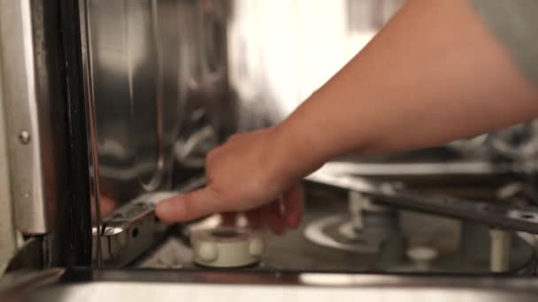 为洗碗机服务的妇女 将盐倒入一个特殊的容器 女人的手打开洗碗机里的特殊容器装盐 — 图库视频影像