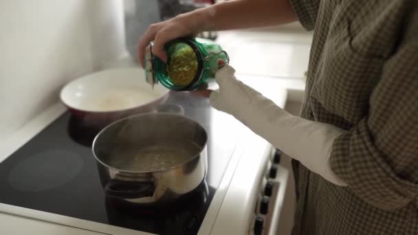 Nastolatka Przygotowuje Sobie Lunch Gotuje Makaron Kuchence Elektrycznej Dziewczęce Dłonie — Wideo stockowe