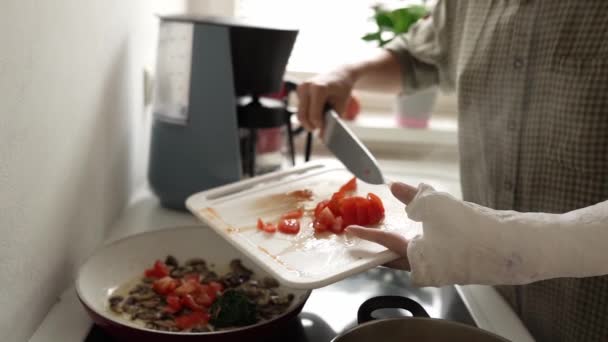 Ręce Nastolatka Odlewem Jednej Ręce Wlać Posiekane Pomidory Patelni Smażenia — Wideo stockowe
