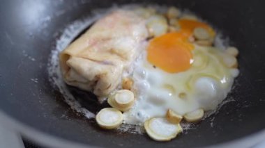 Yumurta ve lavaşla sebze kızartmak, öğle yemeği hazırlamak.