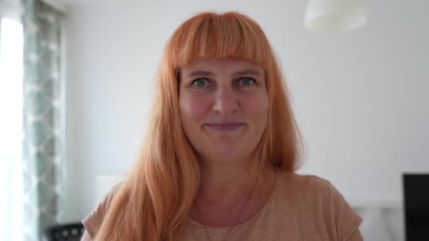 有魅力的中年妇女 红头发 在家里用黄瓜片制作保湿眼罩 — 图库视频影像