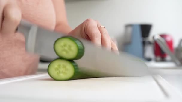 Mâinile Femeilor Folosind Cuțit Bucătărie Tăiați Castraveți Proaspeți Masa Tăiere — Videoclip de stoc