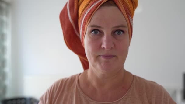 Μεσήλικη Γυναίκα Πετσέτα Βρεγμένα Μαλλιά Φροντίζει Δέρμα Του Προσώπου Εφαρμόζει — Αρχείο Βίντεο