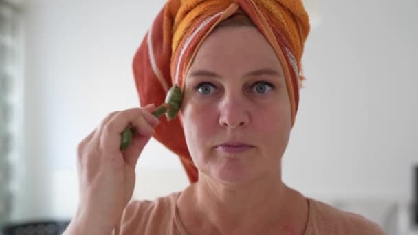 Μεσήλικη Γυναίκα Πετσέτα Βρεγμένα Μαλλιά Μετά Ντους Λειαίνει Πρόσωπο Και — Αρχείο Βίντεο