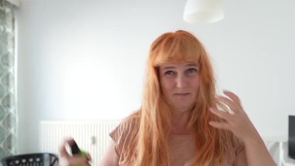 Женщина Среднего Возраста После Душа Высыхает Ухаживает Рыжими Волосами Спреи — стоковое видео