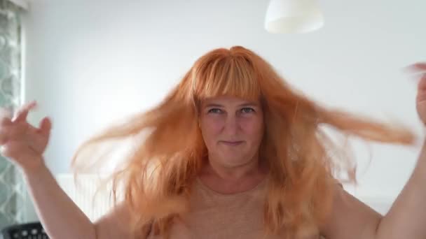中年妇女在洗澡后 会擦干并照顾好红头发 然后喷上润肤膏 — 图库视频影像