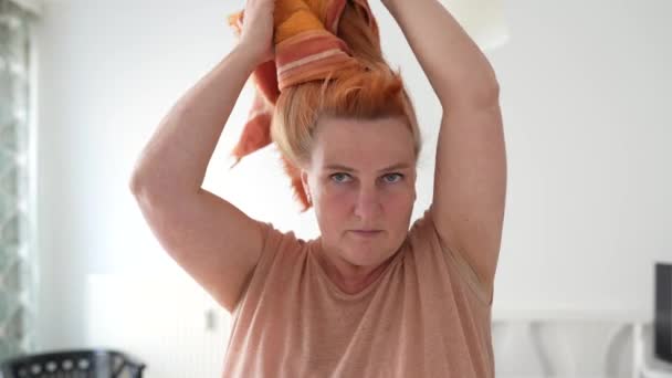 Женщина Среднего Возраста После Душа Высыхает Ухаживает Рыжими Волосами Спреи — стоковое видео