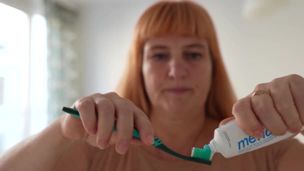 Donna Attraente Mezza Età Che Prende Cura Dei Denti Mattino — Video Stock