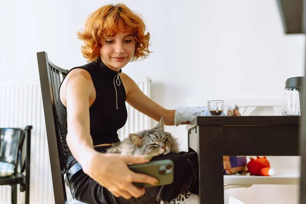 Retrato Atraente Adolescente Ruivo Estudante Jovem Com Gato Nos Braços — Fotografia de Stock