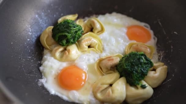 Смажені Яйця Тортелліні Шпинатом Сковороді Обід Повільний Рух Харчова Їжа — стокове відео