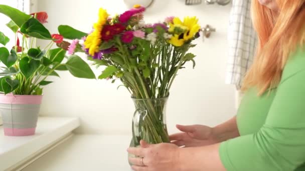 Mani Femminili Compongono Bel Mazzo Fiori Multicolori Autunno Girasoli Crisantemi — Video Stock