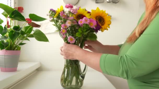 女性の手は秋の多色の花 ジャグに花束を置く美しい花束を構成します — ストック動画