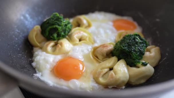 Huevos Fritos Con Tortellini Espinacas Sartén Almuerzo Cámara Lenta Alimento — Vídeo de stock
