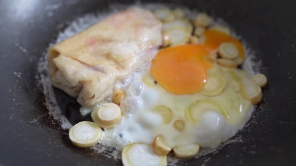 Gemüse Mit Eiern Und Lavasch Braten Mittagessen Zubereiten — Stockvideo