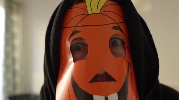 Halloween Maskerad Pumpa Mask Kvinnors Ansikte Medelålders Kvinna Klädd Halloween — Stockvideo
