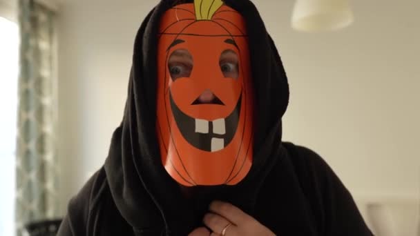 Halloween Maskerad Pumpa Mask Kvinnors Ansikte Medelålders Kvinna Klädd Halloween — Stockvideo