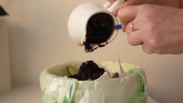 妇女将用过的咖啡渣倒入食品垃圾桶 在家里厨房进一步加工 — 图库视频影像