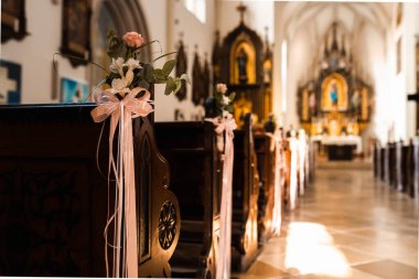 Yumuşak odaklı, bulanık, düğün töreninden önce boş antik kilise