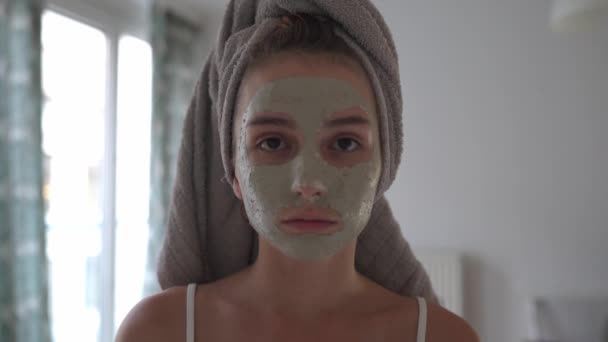 在湿头发上的毛巾 化妆品洗脸面具 对青少年皮肤的护理 防止粉刺 — 图库视频影像