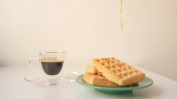Donna Mano Versa Albicocca Marmellata Arance Waffle Belgi Tazza Caffè — Video Stock
