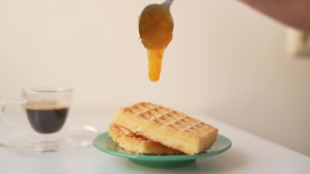 Donna Mano Versa Albicocca Marmellata Arance Waffle Belgi Tazza Caffè — Video Stock