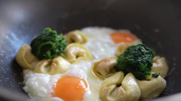 Jajka Smażone Tortellini Szpinakiem Patelni Lunch Zwolnionym Tempie Żywność Odżywcza — Wideo stockowe