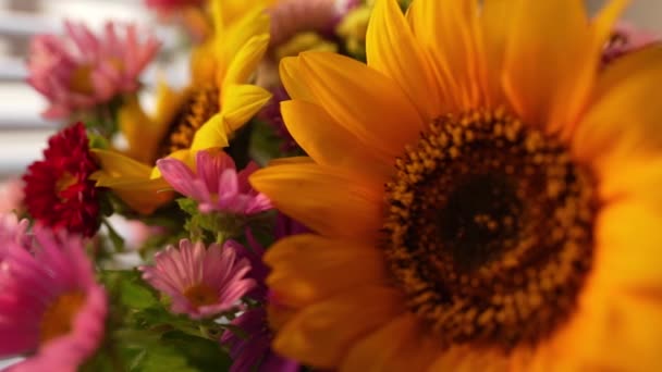 Kytice Podzimní Květiny Skleněném Džbánu Zblízka Stojící Okenním Parapetu Žaluziemi — Stock video
