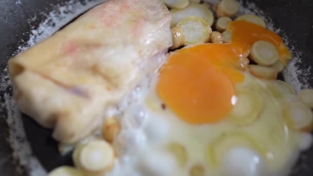用鸡蛋和香喷喷煮蔬菜 准备午餐 — 图库视频影像