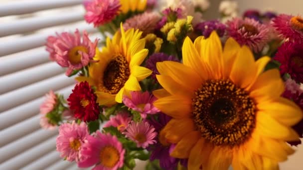 Strauß Herbstblumen Glaskrug Großaufnahme Auf Fensterbank Mit Jalousien Stehend Zeitlupe — Stockvideo