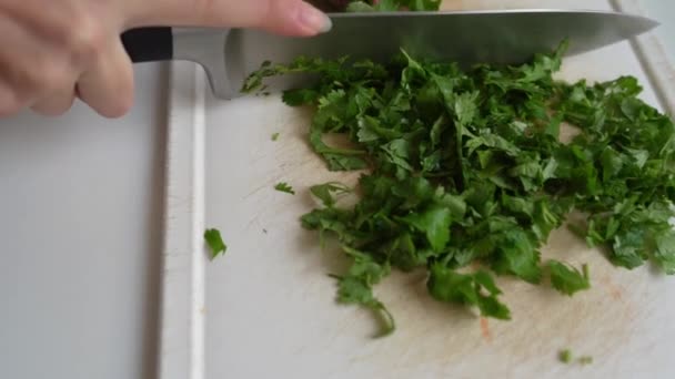 Szef Kuchni Kroi Świeże Zielone Kolendrę Używając Kuchennego Noża Desce — Wideo stockowe