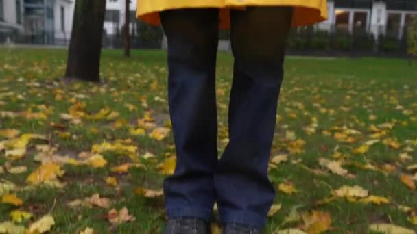 Muchacha Adolescente Feliz Pelo Rojo Retrato Impermeable Brillante Amarillo Parque — Vídeo de stock