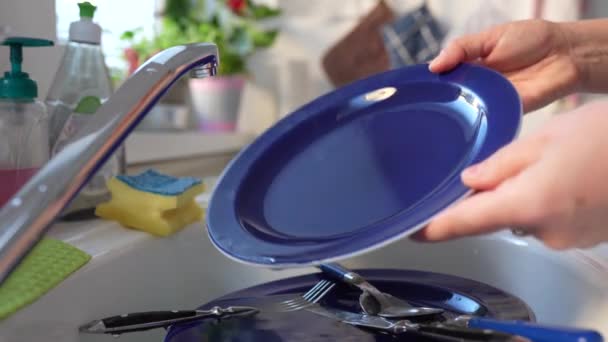 Vrouw Spoelend Een Blauwe Plaat Onder Stromend Water Moderne Keuken — Stockvideo