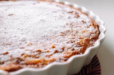 Tarçın hamurlu elmalı turta, fırında pişirilmiş, yakın plan, toz şeker.