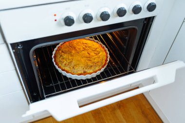 Tarçın hamurlu elmalı turta, fırında pişirilmiş fırın kabında.