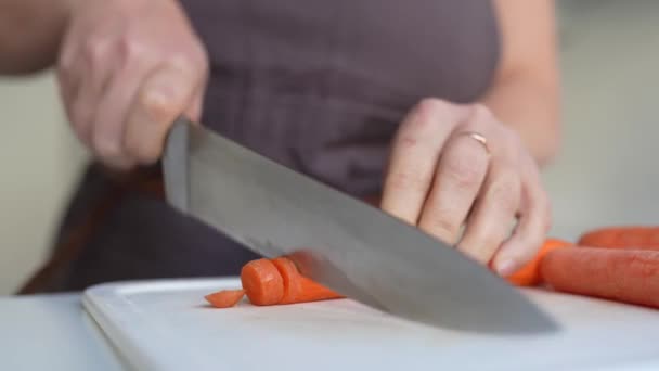 Mujer Irreconocible Delantal Marrón Corta Zanahorias Con Gran Cuchillo Cocina — Vídeos de Stock