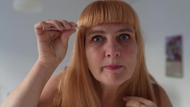 Middle Aged Woman Takes Care Eyebrows Plucks Eyebrows Tweezers While — Stock Video