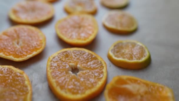 Ταψί Πορτοκάλια Κομμένα Φέτες Ελαφρύ Φόντο Λαδόκολλας Ταψί Έτοιμο Για — Αρχείο Βίντεο